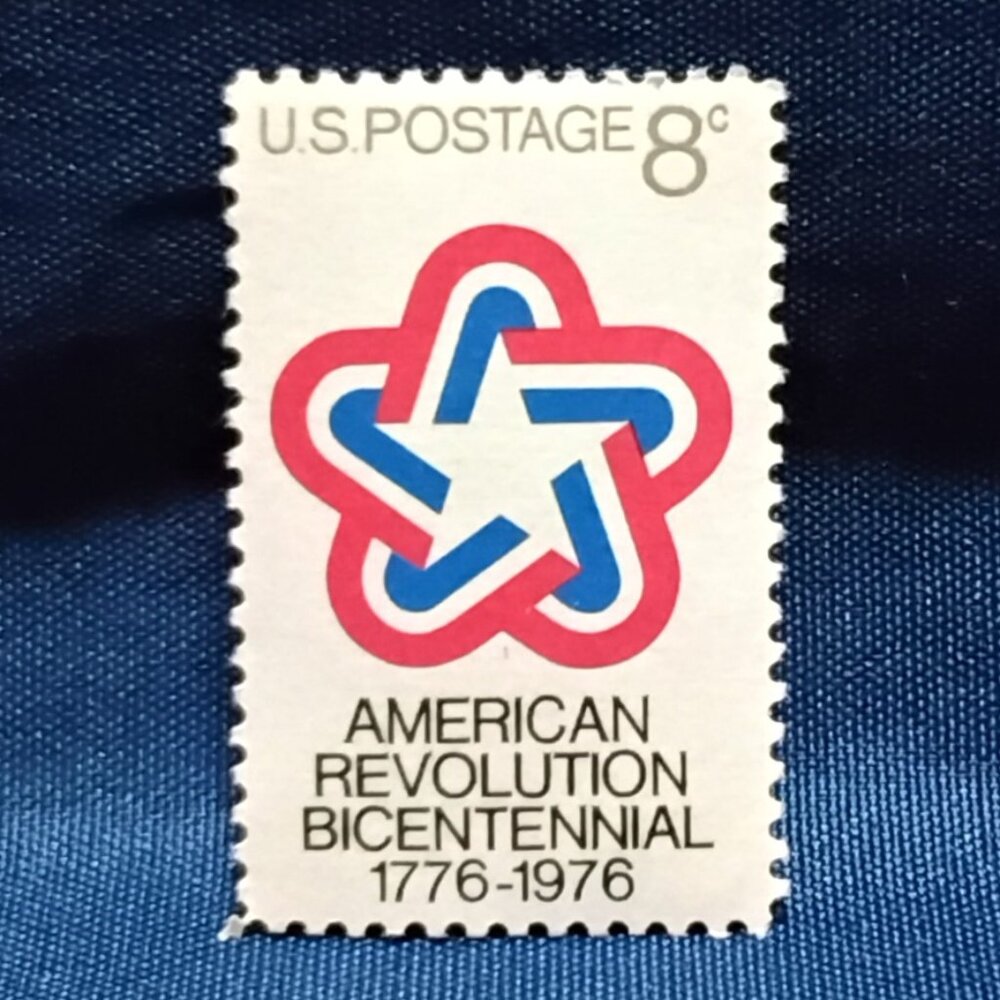 Uncirculated USA 1976 American Revolution Bicentennial: 1776-1976 8 Cent Stamp!!